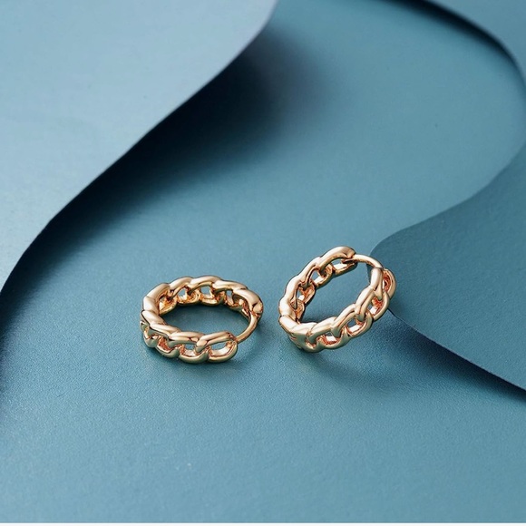Mevecco | Gold Chainlink Hoop Huggies - Picture 4 of 6